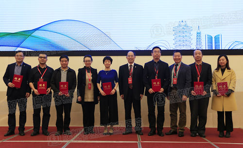 大会主委为林昭春院长等权威医师颁发联盟正式聘书